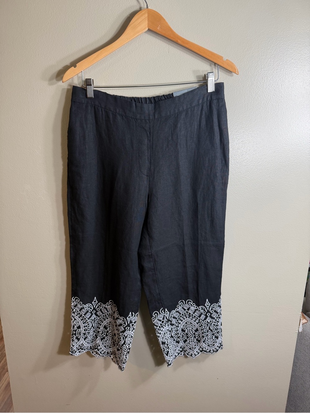 NWT Chico's Black 100% Linen Embroidered Scalloped Crop Pants Petite 8